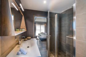 Koupelna v ubytování Mammoth Lodge by Alpine Resorts + 37 fotografií