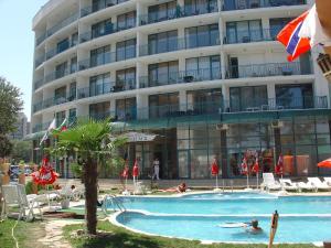 un hotel con piscina frente a un edificio en Colosseum 2 Aparthotel, en Sunny Beach