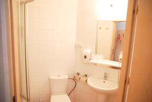 Koupelna v ubytování Economy Silesian Hotel
