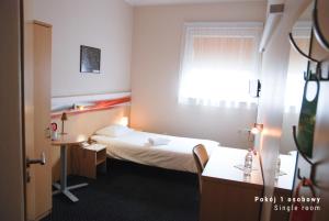 Postel nebo postele na pokoji v ubytování Economy Silesian Hotel