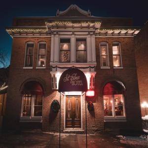 un edificio de ladrillo con un cartel que lee hotel del ayuntamiento en St. Elmo Hotel en Ouray