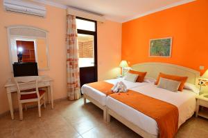 Tempat tidur dalam kamar di Villamar Hotel