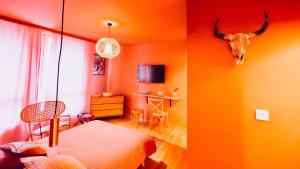 - une chambre avec un lit avec une tête de cerf sur le mur dans l'établissement Amety, à Colmar