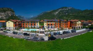 un complexe avec des voitures garées dans un parking dans l'établissement Residence Maroadi, à Nago-Torbole