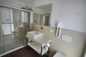 łazienka z umywalką i prysznicem w obiekcie Energy Hotel w mieście Calceranica al Lago +37 zdjęć