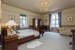 een slaapkamer met een bed, een tafel en een bank bij The Lake House, Wansfell Holme, Windermere in Ambleside