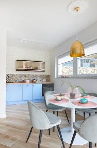 Kuchyňa alebo kuchynka v ubytovaní Apartament Sun House SAUNA KOMINEK SKRZYCZNE