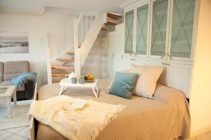Zimmer mit einem Bett mit einem Tisch und einer Treppe in der Unterkunft Freie Sicht - Das Nordsee-Gesundheitshaus 1 in Dagebüll