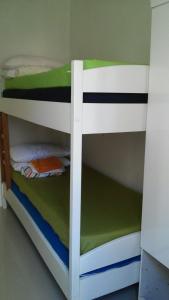 een stapelbed met groen en wit in een kamer bij Lindo Apartamento em Balneário Camboriú in Balneário Camboriú