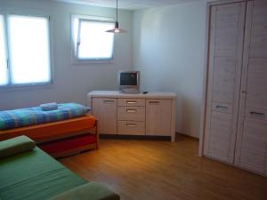 sypialnia z łóżkiem i telewizorem na komodzie w obiekcie Gasthof Raben w mieście Eschenz
