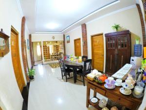 un soggiorno con tavolo e sala da pranzo di nDalem Eyang Dwijo a Yogyakarta