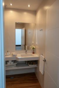 A bathroom at Apartamentos Cantarería, Rosa Mosqueta