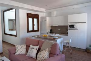 A kitchen or kitchenette at Apartamentos Cantarería, Rosa Mosqueta