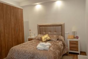 A bed or beds in a room at Apartamentos Cantarería, Rosa Mosqueta