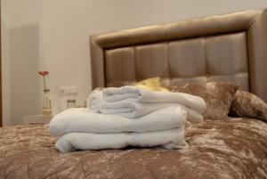A bed or beds in a room at Apartamentos Cantarería, Rosa Mosqueta