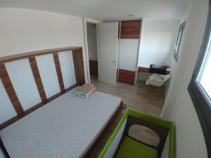 mały pokój z łóżkiem i korytarzem w obiekcie Luxusný apartmán s bezplatným parkovaním v objekte a self-checking w mieście Brenner