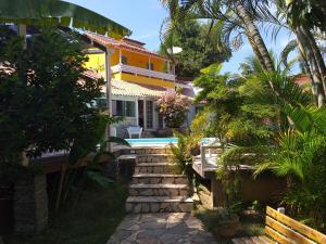 a house with a pathway leading up to it at Pousada Vila Magiosa in Búzios