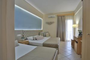 pokój hotelowy z 2 łóżkami i oknem w obiekcie Irida Apartments w mieście Leptokaria