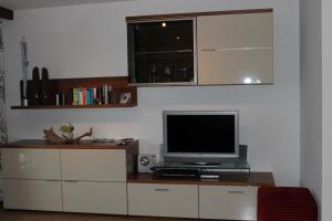 ein Wohnzimmer mit einem TV und einem Fenster in der Unterkunft Haus Anni in Lochau