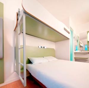 Postel nebo postele na pokoji v ubytování ibis budget Southampton Centre
