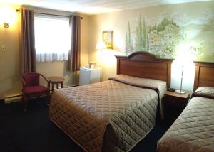 Un pat sau paturi într-o cameră la Majers Motel