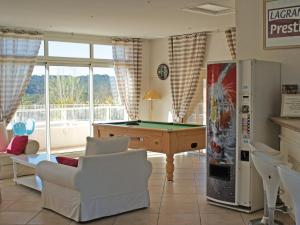 uma sala de estar com uma mesa de bilhar e um frigorífico em Lagrange Vacances Les Bastides des Chaumettes em Montauroux