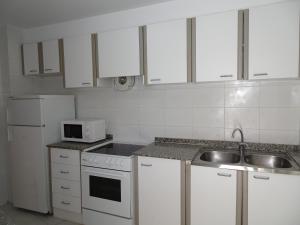 Kuchyňa alebo kuchynka v ubytovaní LAS AMERICAS DE GANDIA Residencial ( Alquiler solo Familias )