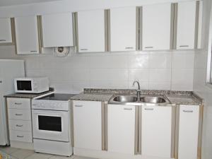 Kuchyňa alebo kuchynka v ubytovaní LAS AMERICAS DE GANDIA Residencial ( Alquiler solo Familias )