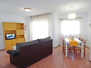 Televízia a/alebo spoločenská miestnosť v ubytovaní LAS AMERICAS DE GANDIA Residencial ( Alquiler solo Familias )