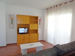 Televízia a/alebo spoločenská miestnosť v ubytovaní LAS AMERICAS DE GANDIA Residencial ( Alquiler solo Familias )