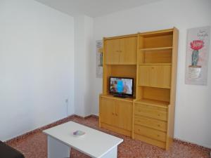 Televízia a/alebo spoločenská miestnosť v ubytovaní LAS AMERICAS DE GANDIA Residencial ( Alquiler solo Familias )