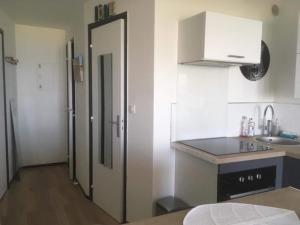 Кухня или мини-кухня в Les Marinas Port Deauville
