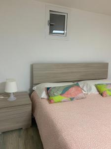 ナポリにあるIl Decumano Superioreのベッドルーム1室(大型ベッド1台、木製ヘッドボード付)