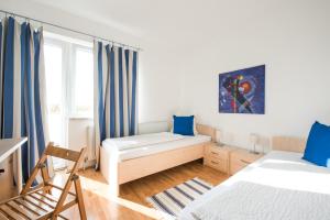 1 dormitorio con 2 camas y ventana en Pension Rosenhof, en Linz