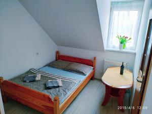una piccola camera con letto e tavolo di Noclegi U Dudów a Berezka