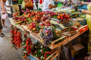 een weergave van groenten op een tafel op een markt bij Apartmani Andrea in Pula