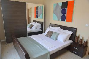 Un pat sau paturi într-o cameră la Apartments Mianiko
