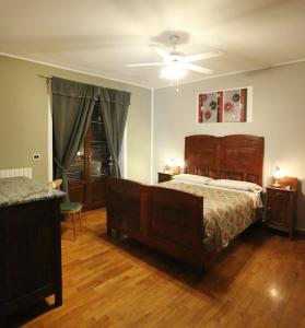 a bedroom with a bed and a ceiling fan at Villa con piscina e intera struttura a uso esclusivo casa del moré in La Morra