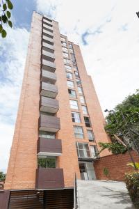 a tall brick building with stairs on it at Apartamento Poblado Frontera in Medellín