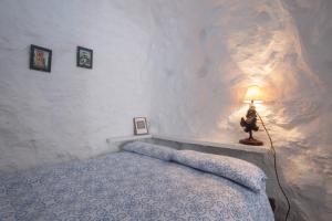 Postel nebo postele na pokoji v ubytování Casa Cueva Muntasal