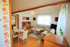 una sala de estar con un sofá y una mesa en Gästehaus Kön, en Zeltingen-Rachtig