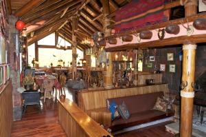 Chimborazo的住宿－欽博拉索山林小屋，大楼内一间配有沙发和桌子的餐厅