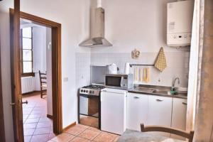 Kuchyň nebo kuchyňský kout v ubytování Medici chapels apartment, near the Duomo!!