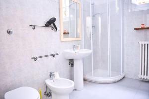 Koupelna v ubytování Medici chapels apartment, near the Duomo!! + 28 fotografií