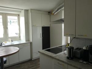 シュテファにあるHostel Seeburgのキッチン(白いキャビネット、カウンタートップ付)