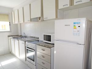 Kuchyňa alebo kuchynka v ubytovaní LAS AMERICAS DE GANDIA Residencial ( Alquiler solo Familias )
