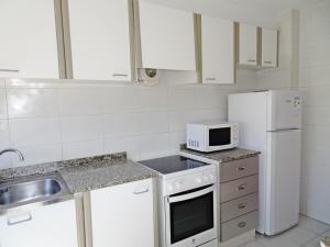 Kuchyňa alebo kuchynka v ubytovaní LAS AMERICAS DE GANDIA Residencial ( Alquiler solo Familias )