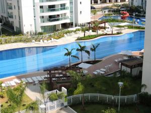 Výhľad na bazén v ubytovaní Apartamento 2 quartos Living Park Sul alebo v jeho blízkosti