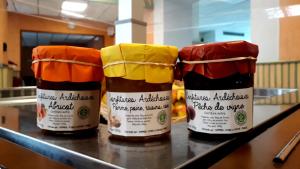 trois bouteilles de sauce assises au-dessus d'un comptoir dans l'établissement Cap Ardèche, à Laurac-en-Vivarais