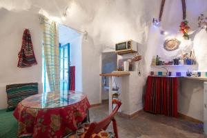 Kuchyň nebo kuchyňský kout v ubytování Casa Cueva Muntasal